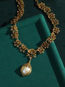 Conjunto de joyas de collar, pendientes y anillo de oro laminado de 18K con talla de flores, nácar y perlas barrocas envejecidas de manera vintage