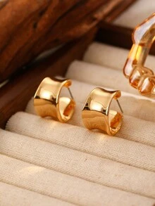 1 对复古波浪纹理皱褶耳钉，适合女性日常通勤/派对佩戴，用途广泛