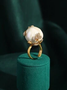 Conjunto de joyas de collar, pendientes y anillo de oro laminado de 18K con talla de flores, nácar y perlas barrocas envejecidas de manera vintage
