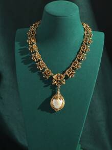 Conjunto de joyas de collar, pendientes y anillo de oro laminado de 18K con talla de flores, nácar y perlas barrocas envejecidas de manera vintage