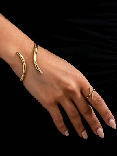 2 件银色光滑手镯和戒指套装，适合休闲和日常佩戴的时尚配饰