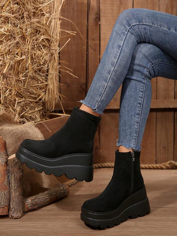 بوت نسائية ذات كعب منصة مخملية معتدل، بطبقات سميكة على الطراز البريطاني، مناسبة للربيع والخريف