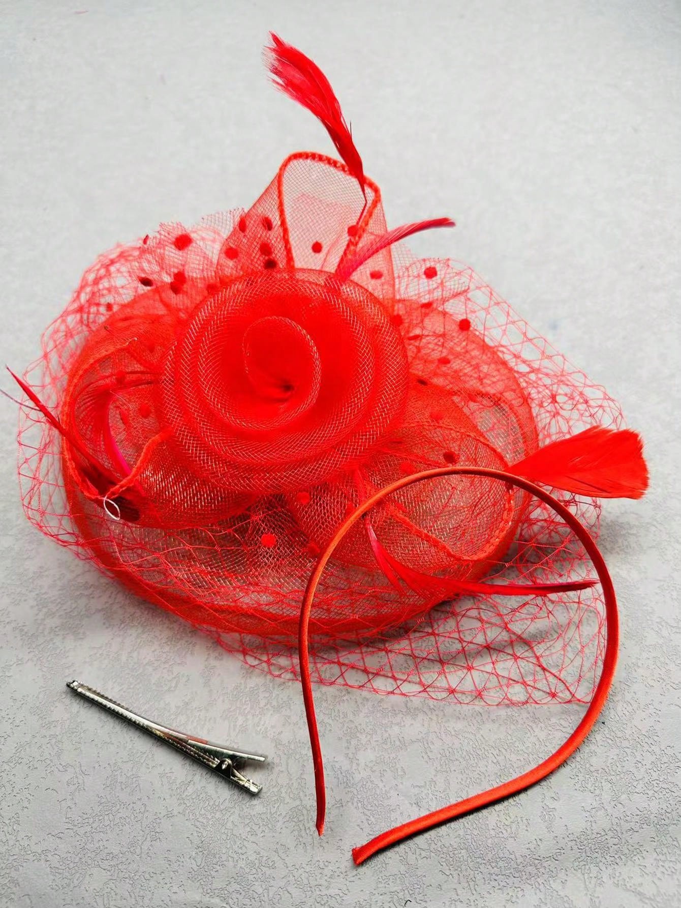 Mini Zylinder Fascinator Mit Blume & Feder – Haarspange Für Damen Bei Hochzeit, Derby & Party