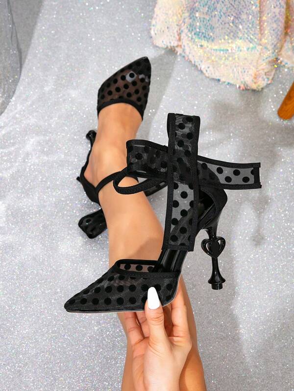 Tacchi alti a punta con cinturino alla caviglia, a forma di cuore, in rete a pois, con fiocco, neri, adatti per Ognissanti, San Valentino, eleganti, da festa