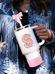 4 pièces/set spécialement conçu pour les accessoires de tasse, 1 pièce couvercle de paille en silicone avec nœud rose, 1 pièce de charme de poignée avec lettre d'identification, 1 pièce d'autocollant de lettre auto-adhésif, 1 pièce de manchon de tasse. Accessoires de tasse, couvercles de paille avec nœud de 0,4 po/10 mm compatibles avec les gobelets de 30 et 40 oz (rose) - Rose bonbon - Voir 4