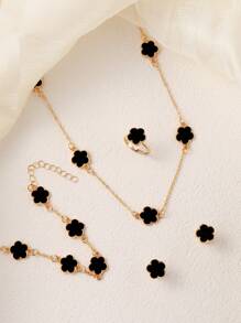 一套女孩首饰礼盒，包含1条经典四叶草吊坠项链、1条手链和1副耳环，是开学季的完美生日礼物