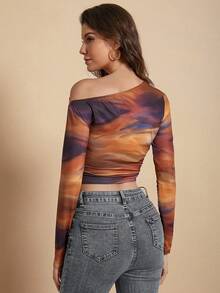 女士不对称肩部印花长袖 T 恤，休闲日常穿着