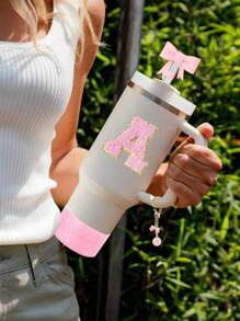 4 pièces/set spécialement conçu pour les accessoires de tasse, 1 pièce couvercle de paille en silicone avec nœud rose, 1 pièce de charme de poignée avec lettre d'identification, 1 pièce d'autocollant de lettre auto-adhésif, 1 pièce de manchon de tasse. Accessoires de tasse, couvercles de paille avec nœud de 0,4 po/10 mm compatibles avec les gobelets de 30 et 40 oz (rose) - Rose bonbon - Voir 2