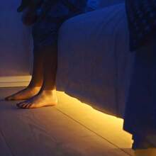 1 pezzo di luce a striscia LED flessibile con sensore di movimento intelligente, alimentata a batteria o tramite USB, con luce bianca calda/bianca fredda opzionale, adatta per scale, ingressi, armadi, sale studio, camere da letto (batterie non incluse).