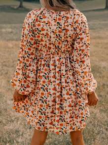 CILKOO 米色花卉深 V 领褶饰胸围泡泡袖荷叶边娃娃装度假连衣裙，带口袋 - 米色 - 查看 3