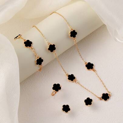 一套女孩首饰礼盒，包含1条经典四叶草吊坠项链、1条手链和1副耳环，是开学季的完美生日礼物