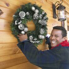Handmade 16 Inch Pine Needle Wreath With Pinecones And Sliver Accents With LED Lights For Perfect Holiday Decoration For Front Door Fireplace Wall Xmas Party Decorations