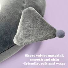 Miniso Gối du lịch Sanrio Kuromi Memory Foam, thiết kế hình chữ U tiện dụng với họa tiết đầu lâu màu đen và hồng, chất liệu, hoàn hảo cho các chuyến bay dài, đi làm và ngủ trưa ở văn phòng (1 chiếc) - màu đen - Xem 6
