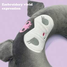 Miniso Gối du lịch Sanrio Kuromi Memory Foam, thiết kế hình chữ U tiện dụng với họa tiết đầu lâu màu đen và hồng, chất liệu, hoàn hảo cho các chuyến bay dài, đi làm và ngủ trưa ở văn phòng (1 chiếc) - màu đen - Xem 5