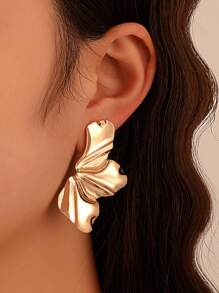 Hoa tai đính hoa vàng cổ điển phóng đại, hoa tai hợp kim cánh hoa bất đối xứng mờ tối giản dành cho phụ nữ - Vàng - Xem 1
