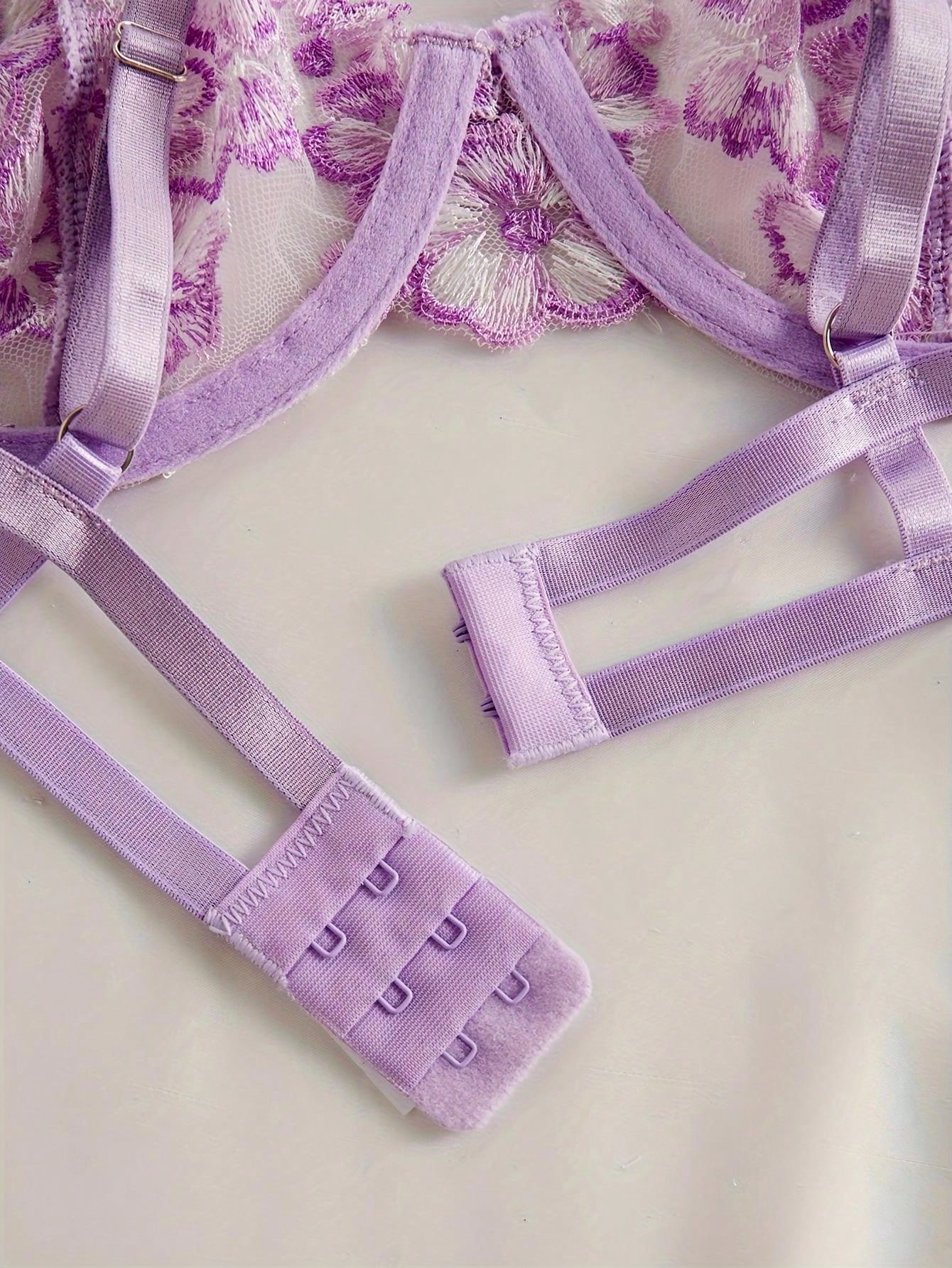 2 مجموعة ملابس داخلية للنساء مزينة بشرابات التطريز الزهري على شبكة الدانتيل باللون الأرجواني، تصميم شفافات مربوطة للملابس الليلية للاستخدام يوم عيد الحب ، سلطية رقيقة جداً