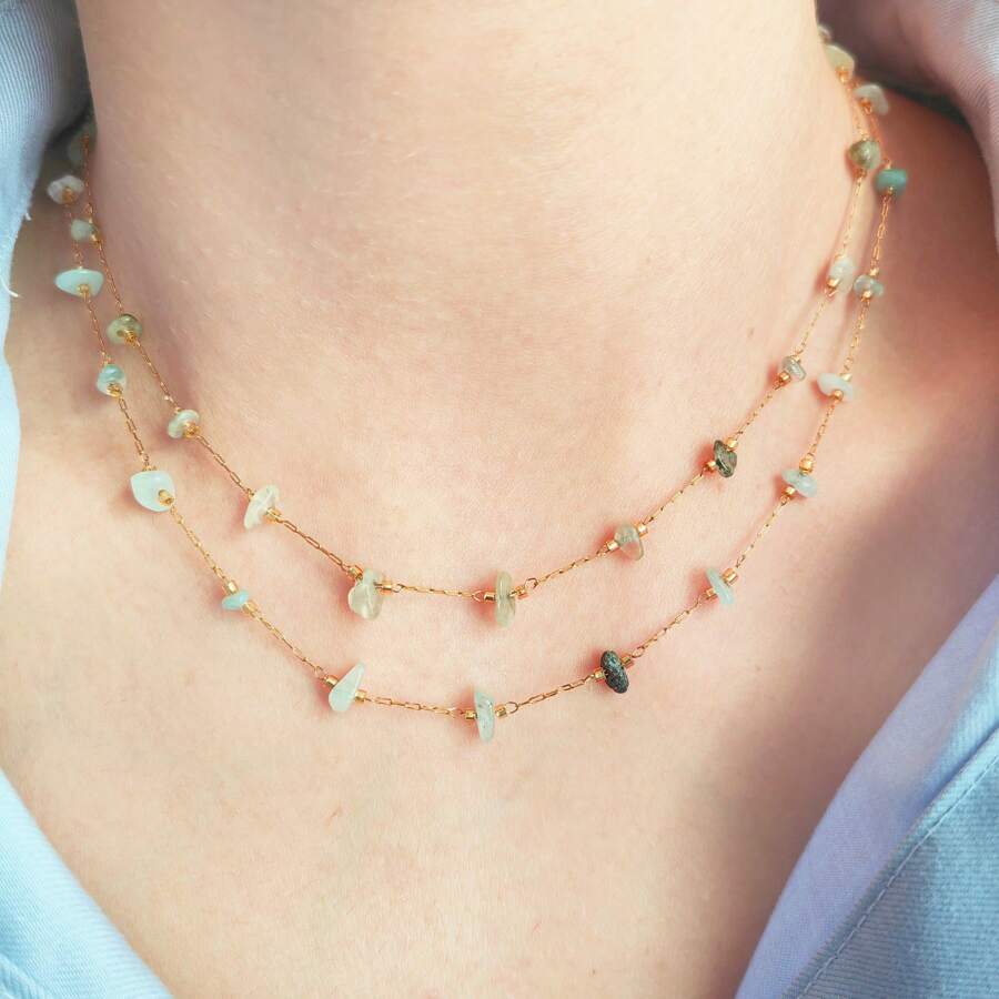 优雅冰蓝色不对称天然石女士项链和手链套装，法式乡村风格浅蓝色半透明碎石项链，防锈18K镀金不锈钢，波西米亚艺术氛围，流苏链，妇女节、情人节、母亲节的完美礼物，适合日常、派对、约会、宴会场合