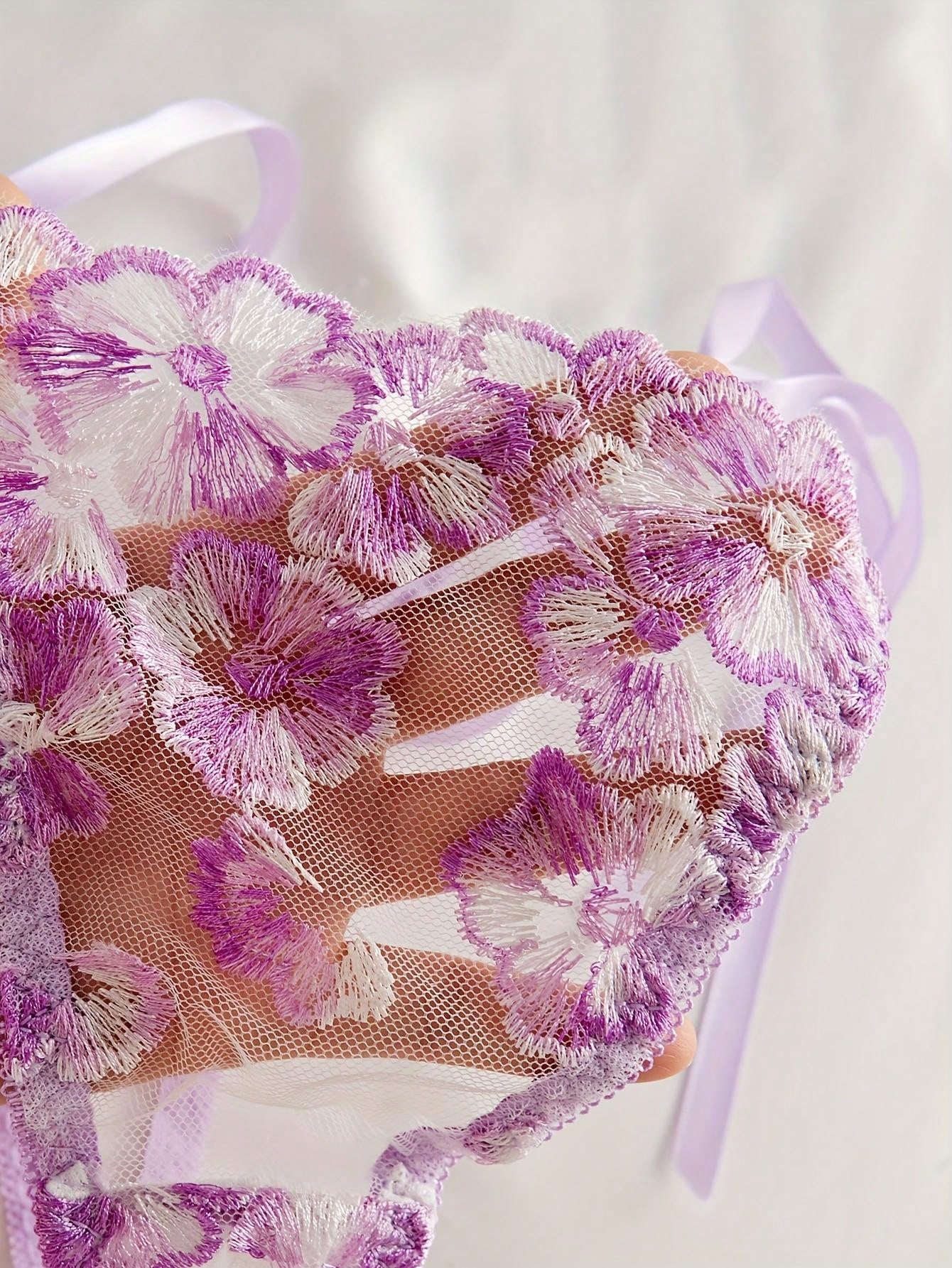 2 مجموعة ملابس داخلية للنساء مزينة بشرابات التطريز الزهري على شبكة الدانتيل باللون الأرجواني، تصميم شفافات مربوطة للملابس الليلية للاستخدام يوم عيد الحب ، سلطية رقيقة جداً