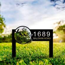 1 件个性化花园门牌号标牌、定制房屋地址标牌、定制美国秋田犬金属纪念花园桩、定制地址金属标牌、带树的地址标牌、前廊装饰、草坪安装金属地址牌