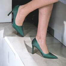 Soraia Giày, Giày cao gót mũi nhọn đính kim tuyến màu đen, xanh lá, vàng và hồng. Thiết kế thanh lịch và thoải mái với đế lót đệm và gót giày chắc chắn. Hoàn hảo cho mọi dịp, thêm nét quyến rũ cho trang phục của bạn. - màu xanh lá - Xem 1