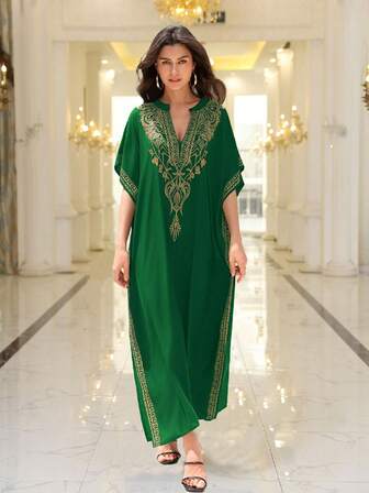 Vestido caftan con cuello de pie bordado con arabescos en verde para mujeres