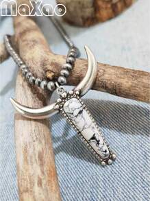 Un collier pendentif tête de taureau vintage en turquoise artificielle multicolore pour femmes, un cadeau d'anniversaire de vacances. Plus de bijoux de style vintage dans la boutique.