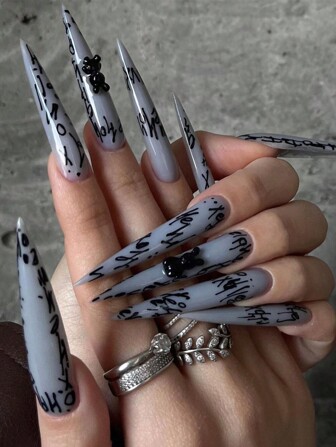 Y2K 24 st. moderiktiga långa stilettnaglar press-on-naglar set akrylnaglar svart graffiti bokstav 3D björn lösnaglar nagelmanikyr set avtagbar hel täckande långvarig inkluderar 1 ark självhäftande flikar och 1 st. minifil perfekt för vardagsbruk nageltillbehör naglar