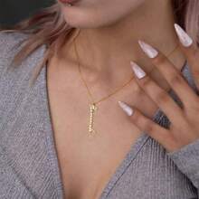 Aangepaste naamketting, verticale naamketting, gepersonaliseerde verticale naamketting, minimalistische naamketting, cadeau voor haar, zomersieraden