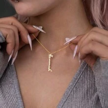 Aangepaste naamketting, verticale naamketting, gepersonaliseerde verticale naamketting, minimalistische naamketting, cadeau voor haar, zomersieraden