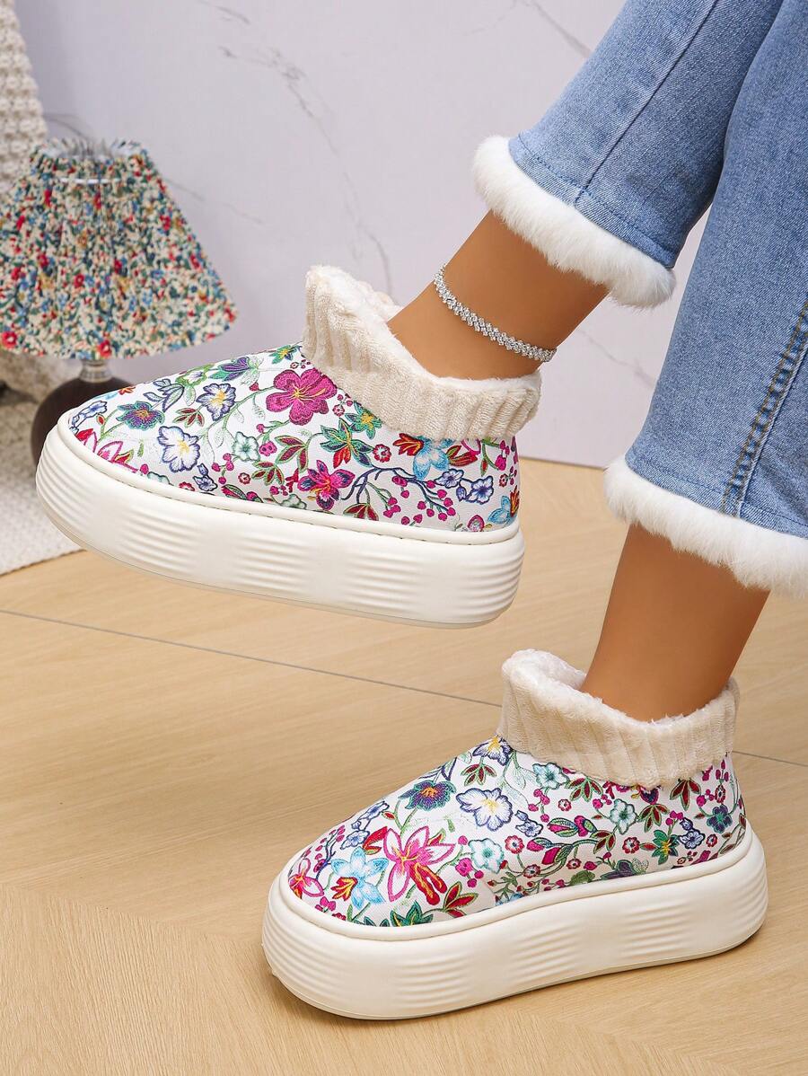 女式雪地靴，蓬松、防水、柔软、舒适。防滑鞋底不会变形，短毛绒鞋跟包裹和一脚蹬设计方便穿着。保暖内衬让您保持温暖，适合时尚冬季室内外穿着 - 白花色 - 查看 1