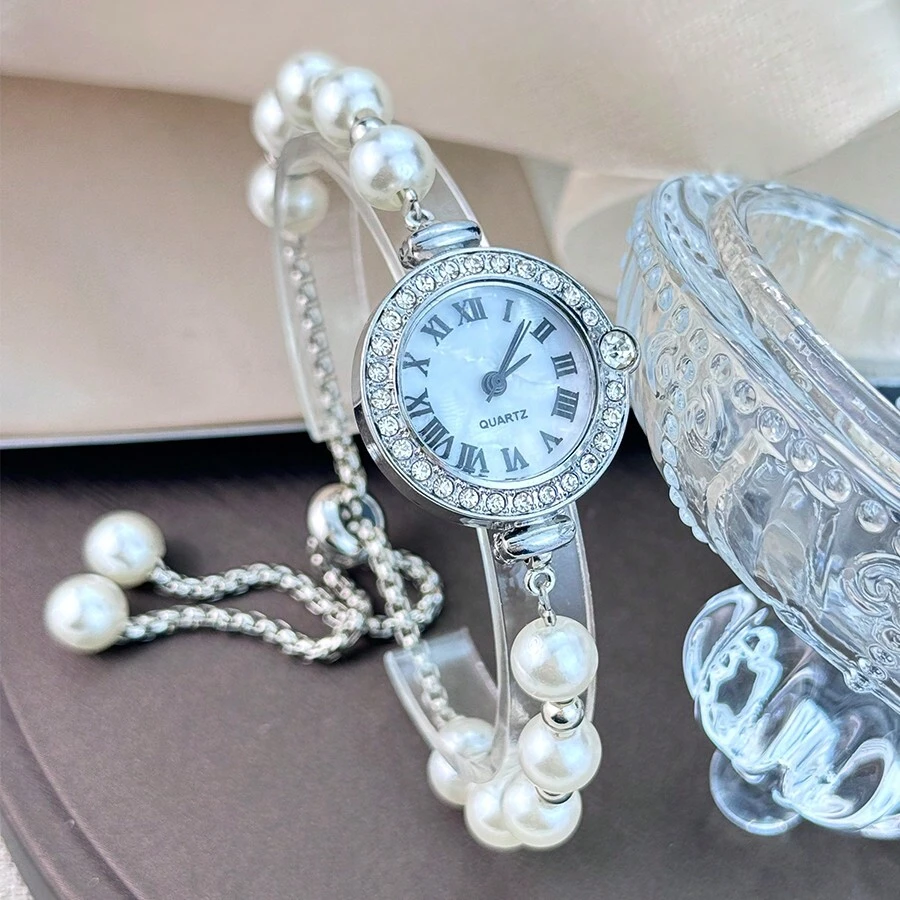 1 pieza Reloj de cuarzo elegante y exquisito de alta calidad con esfera de números romanos de diamante, correa de perla blanca para mujeres
