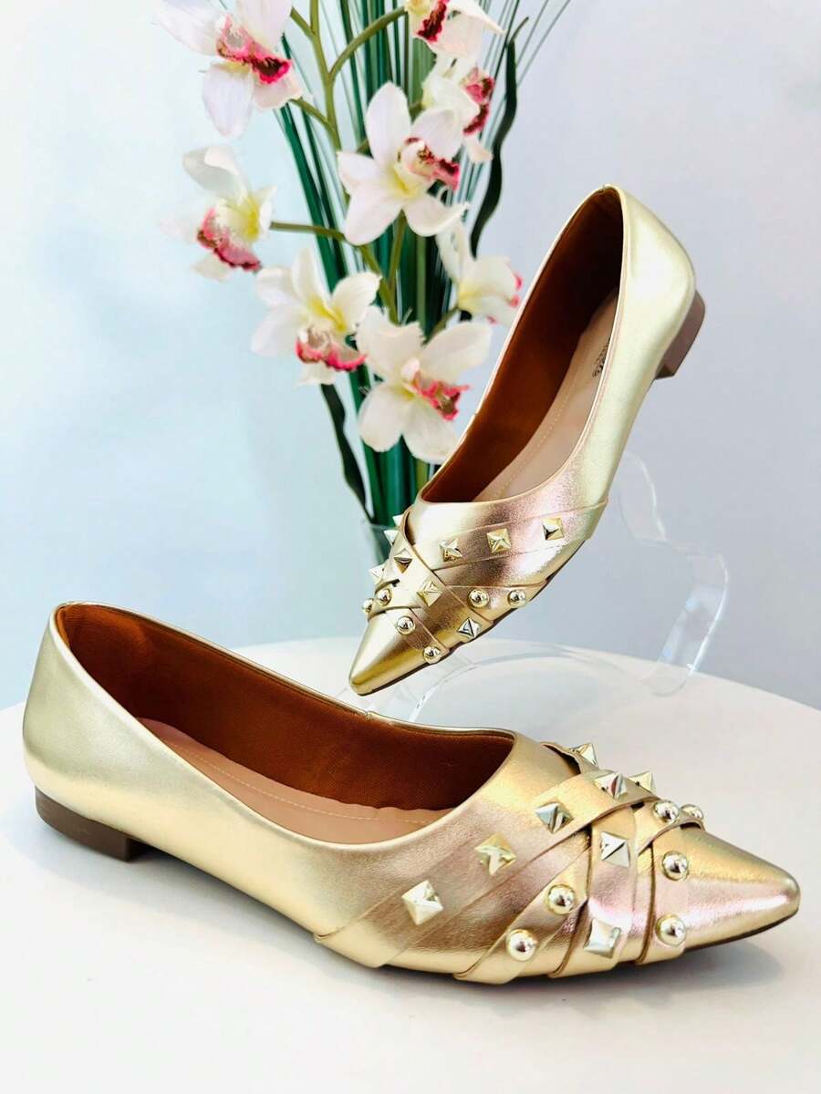 Metallic Pointed Toe Pumps With Spikes Straps - 金色 - 查看 1