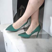 Soraia Giày, Giày cao gót mũi nhọn đính kim tuyến màu đen, xanh lá, vàng và hồng. Thiết kế thanh lịch và thoải mái với đế lót đệm và gót giày chắc chắn. Hoàn hảo cho mọi dịp, thêm nét quyến rũ cho trang phục của bạn. - màu xanh lá - Xem 3