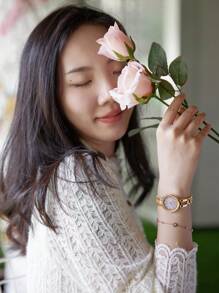 CITIZEN 女士生态驱动手表礼品女士手表，配有纤薄不锈钢表带，充电不足警告功能，28 毫米表壳，EM0809-83Z