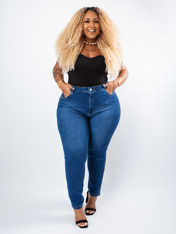 Calça Jeans Plus Size Skinny Levanta Bumbum Escura Tradicional Modernaq