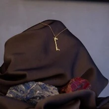 Aangepaste naamketting, verticale naamketting, gepersonaliseerde verticale naamketting, minimalistische naamketting, cadeau voor haar, zomersieraden