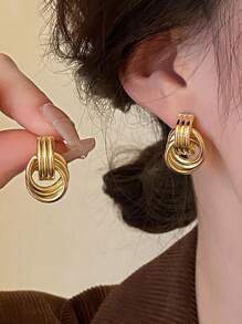 1 paire de boucles d'oreilles cloutées en alliage de ton doré à la mode avec design noué multi-tours pour femmes, boucles d'oreilles pendantes à double anneau, boucles d'oreilles pendantes uniques. Cadeau d'anniversaire pour épouse - Doré - Voir 2