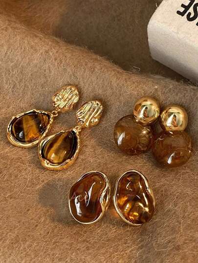 3 paires de boucles d'oreilles vintage élégantes aux couleurs ambrées, incrustées de résine. Polyvalentes pour porter au quotidien, en soirée ou au bal