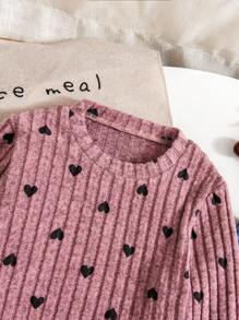 2pcs/Set Young Girl Casual Everyday Outfit - Heart Graphic Top + Denim Jeans Set. Made Of Thick Ribbed Fabric With Cute Heart Print Design. Short Style Top With Flare Sleeves. Paired With Soft Denim Pants. And Suitable For Valentine's Day Party, Daily Casual Wear, Street Style, Etc. Fit For Girls Aged 4-7 Years Old.