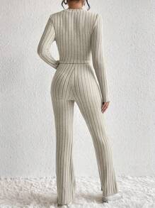 Frenchy Two-Piece Set With Front Knot Top And Textured Fabric Flared Pants - 杏色 - 查看 2
