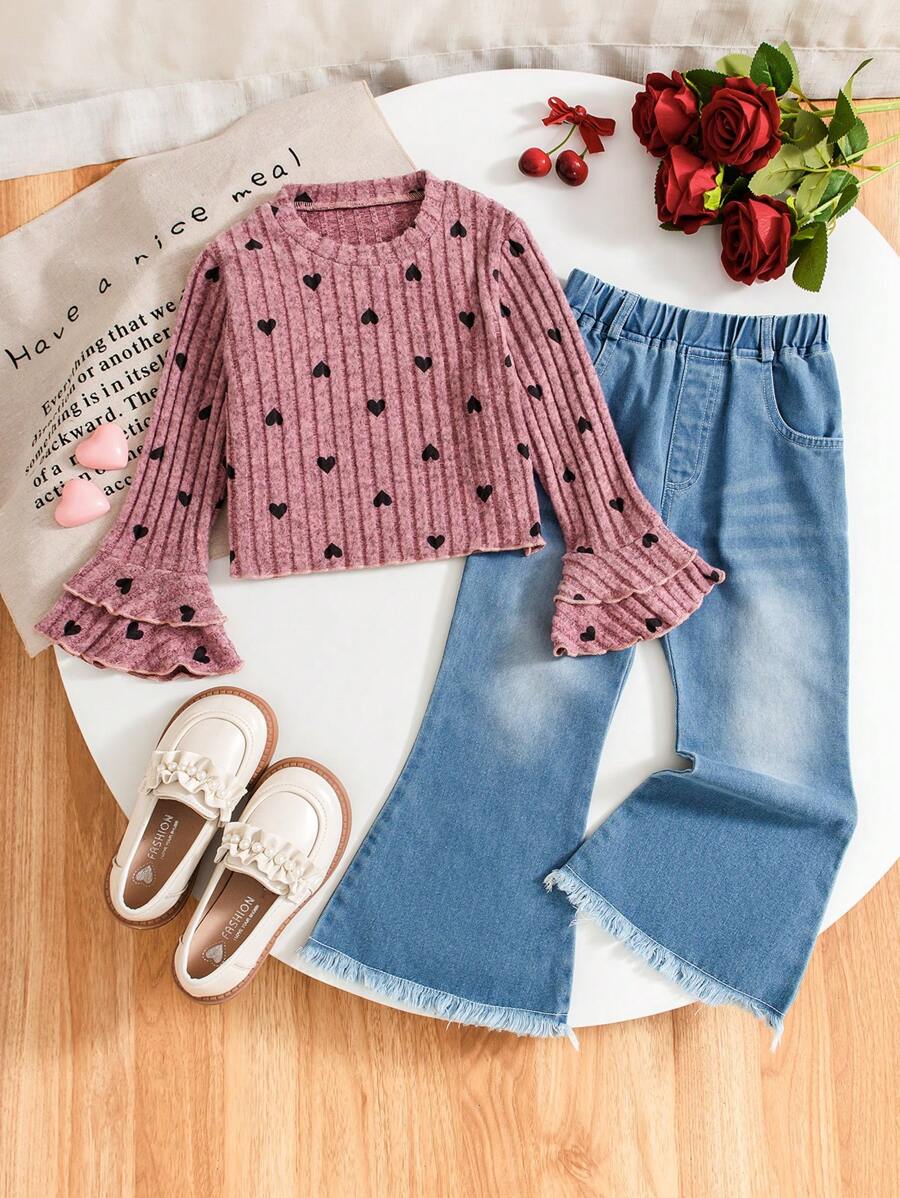2pcs/Set Young Girl Casual Everyday Outfit - Heart Graphic Top + Denim Jeans Set. Made Of Thick Ribbed Fabric With Cute Heart Print Design. Short Style Top With Flare Sleeves. Paired With Soft Denim Pants. And Suitable For Valentine's Day Party, Daily Casual Wear, Street Style, Etc. Fit For Girls Aged 4-7 Years Old.