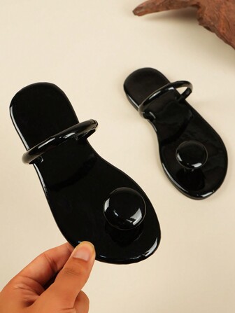 女童时尚休闲亮面皮革人字拖鞋，带大扣，适合户外散步、度假、海滩