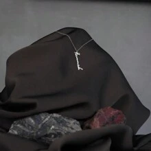 Aangepaste naamketting, verticale naamketting, gepersonaliseerde verticale naamketting, minimalistische naamketting, cadeau voor haar, zomersieraden