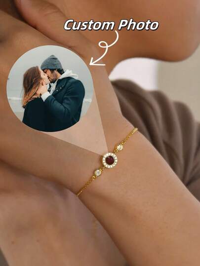 Anpassat fotoprojektionsarmband, inbäddat projektionsarmband med zirkonia för kvinnor, glittrande projektionsarmband, gör-det-själv-färgat fotoarmband, present till flickvän, anpassad julklapp, personliga projektionsfotosmycken i guld. Snyggt, höstmode, vintage, unisex, enkelt, avslappnat, hipster, goth, punk. Anpassad, personlig, unik. Perfekta presenter till henne, pojkvän, flickvän, pappa, mamma, familj, vänner, husdjur, son, dotter, mor- och farföräldrar. För årsdagar, för alla hjärtans dag, för mors dag, för födelsedagar, för examen, för fars dag, för bröllop, för vardagskläder, för fest, för bal, anpassade modefotoarmband, vintage-outfit.