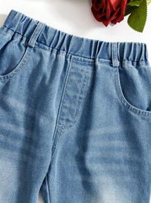 2pcs/Set Young Girl Casual Everyday Outfit - Heart Graphic Top + Denim Jeans Set. Made Of Thick Ribbed Fabric With Cute Heart Print Design. Short Style Top With Flare Sleeves. Paired With Soft Denim Pants. And Suitable For Valentine's Day Party, Daily Casual Wear, Street Style, Etc. Fit For Girls Aged 4-7 Years Old.