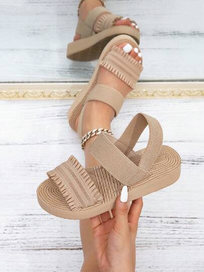 Kate Miuch Sandalias planas con volantes color caqui para mujer, estilo clásico y romántico francés, apropiadas para vacaciones romanas, playa y fiesta. Sandalias de tacón cuadrado marrón, estilo elegante y artístico, con diseño cómodo y transpirable, ideales para combinar con vestidos y pantalones de mujer.
