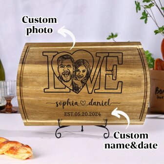 1 peça de tábua de corte de madeira de acácia com imagem/nome personalizada, rústica e prática, presente de casamento, essencial para casamento, utensílios domésticos quentes, personalização exclusiva, presente de Natal, decoração de Natal, decoração de casa, uso diário, tábua de servir queijo e charcutaria, tábua de charcutaria, presente de inauguração de casa, tábua de corte de cozinha durável, tábua de frutas lavável, essencial de cozinha multifuncional - coração maiúsculo