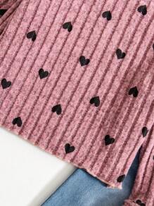 2pcs/Set Young Girl Casual Everyday Outfit - Heart Graphic Top + Denim Jeans Set. Made Of Thick Ribbed Fabric With Cute Heart Print Design. Short Style Top With Flare Sleeves. Paired With Soft Denim Pants. And Suitable For Valentine's Day Party, Daily Casual Wear, Street Style, Etc. Fit For Girls Aged 4-7 Years Old.