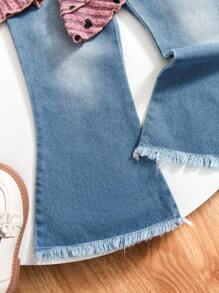 2pcs/Set Young Girl Casual Everyday Outfit - Heart Graphic Top + Denim Jeans Set. Made Of Thick Ribbed Fabric With Cute Heart Print Design. Short Style Top With Flare Sleeves. Paired With Soft Denim Pants. And Suitable For Valentine's Day Party, Daily Casual Wear, Street Style, Etc. Fit For Girls Aged 4-7 Years Old.