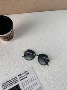 1 Cặp kính mắt trẻ em siêu nhẹ, thoải mái cho bé trai và bé gái, thời trang để chụp ảnh, dự tiệc, đạp xe, du lịch, với thiết kế khoét rỗng dễ thương - Người mẫu trẻ em - Xem 5